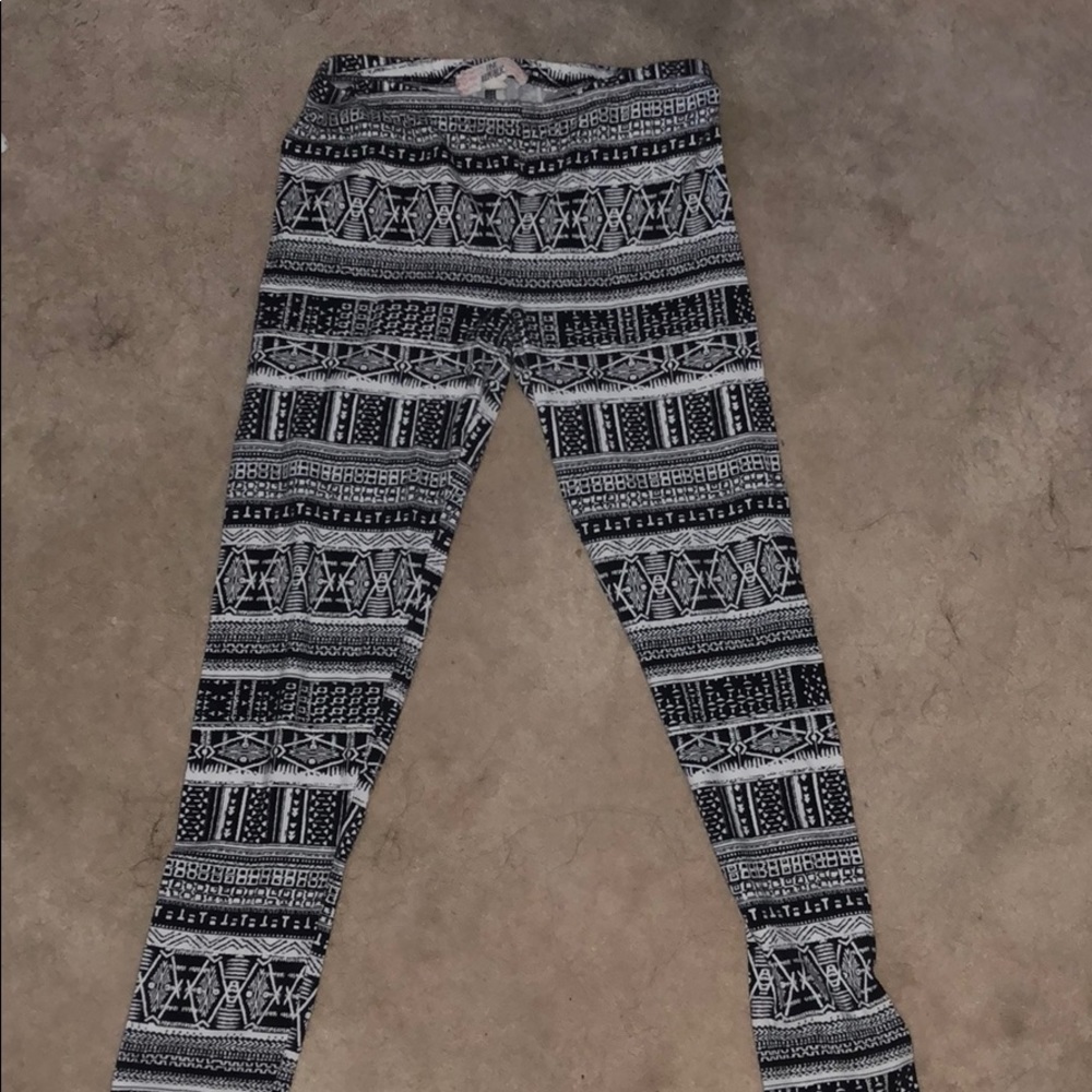 Pink Republic (Kohl’s) Aztec patterned leggings